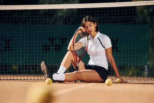 Sentada Cerca Red Jugadora Tenis Femenina Está Cancha Durante Día — Foto de Stock