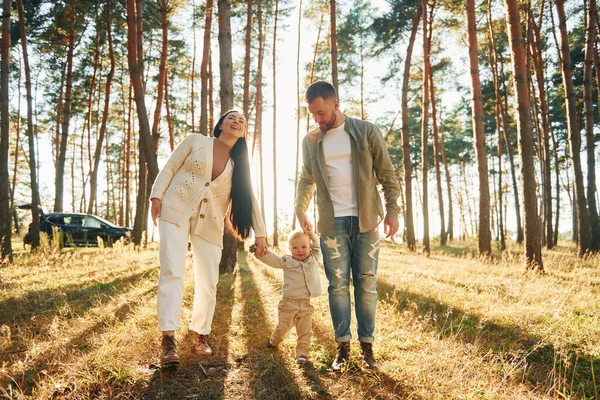 Cogiendo Niña Las Manos Familia Feliz Padre Madre Hija Pequeña —  Fotos de Stock