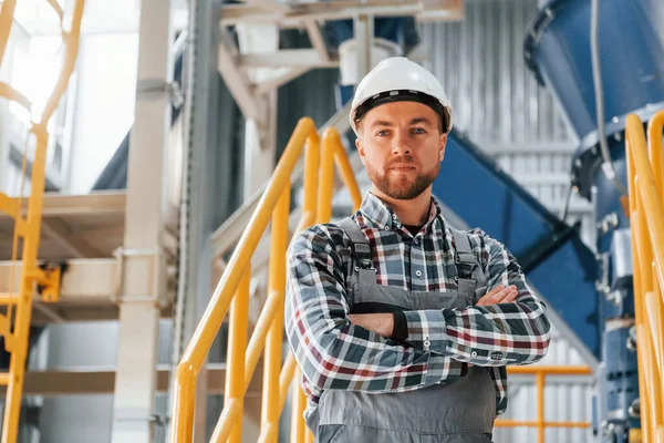 Ingenieur Ist Drinnen Bauarbeiter Uniform Der Fabrik — Stockfoto