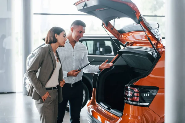 Står Nära Bilen Man Formell Slitage Hjälpa Kunden Med Valet — Stockfoto