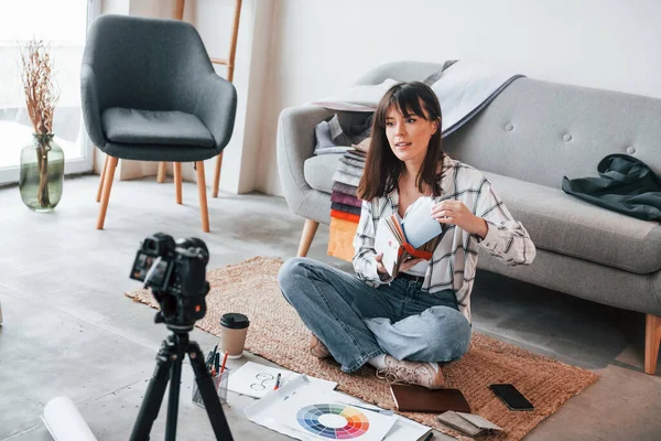 Bloglar için içerik sağlar. Kamera yere düştü. Genç bayan serbest çalışan gündüzleri evdedir..