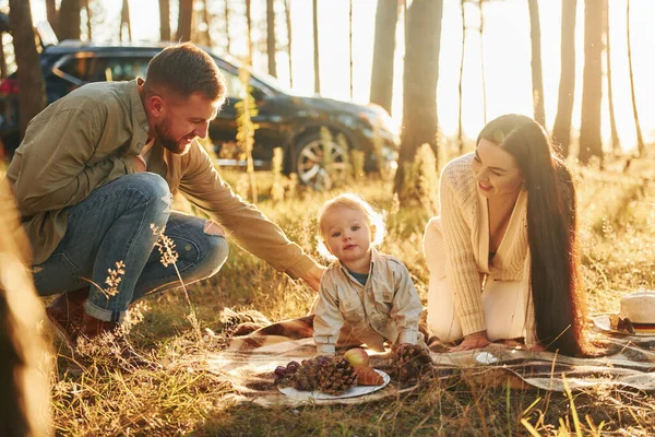 遊び心のある雰囲気 父と母と娘の幸せな家族が森の中にいる — ストック写真