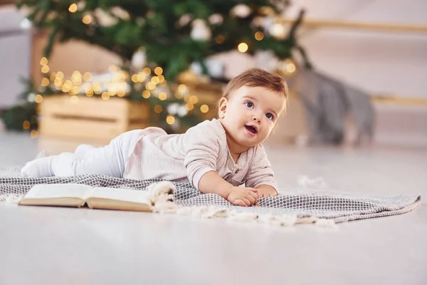 Con Libro Suelo Lindo Bebé Está Interior Habitación Doméstica — Foto de Stock