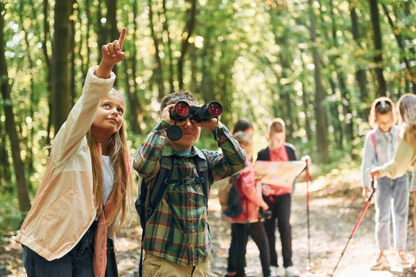 旅游的概念 夏天的白天 孩子们一起在绿林里 — 图库照片