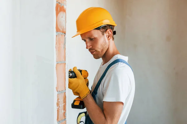 Interior Habitación Inacabada Joven Trabajando Uniforme Construcción Durante Día — Foto de Stock