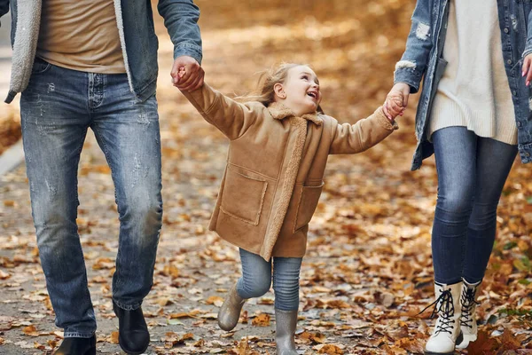 Tenir Fille Par Les Mains Bonne Famille Est Dans Parc — Photo