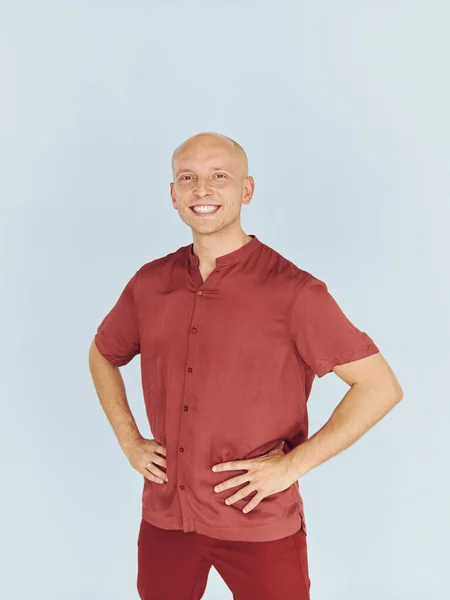 Hombre Camisa Casual Roja Está Pie Sobre Fondo Blanco —  Fotos de Stock