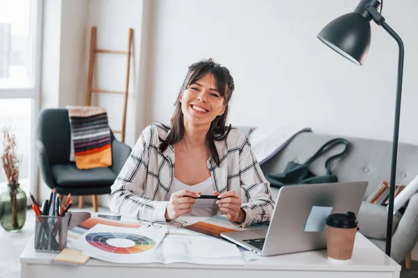 Con Portátil Mesa Trabajadora Independiente Joven Está Casa Casa Durante — Foto de Stock