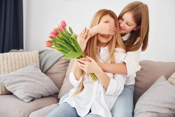 Abbracciare Dare Fiori Giovane Madre Con Sua Figlia Casa Durante — Foto Stock