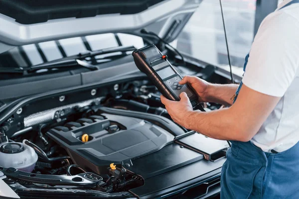 Mladý Muž Bílé Košili Modré Uniformě Opravy Automobilů — Stock fotografie