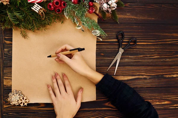 Frau Schreibt Auf Papier Ansicht Von Oben Auf Weihnachten Festliche — Stockfoto
