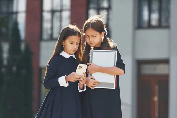 Concepção Educação Duas Alunas Estão Fora Juntas Perto Prédio Escola — Fotografia de Stock