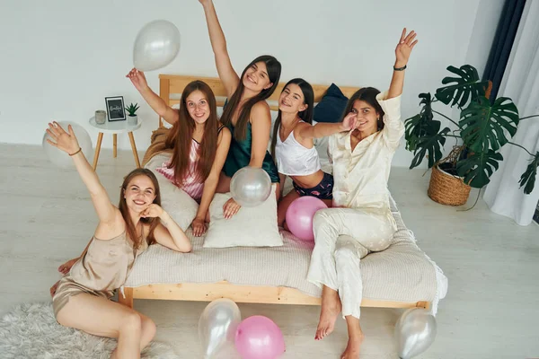 用气球的派对处于单身汉时代的快乐女性群体 — 图库照片
