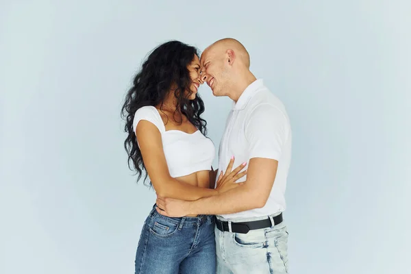 Homem Roupas Brancas Mulher Jeans Casal Alegre Está Junto Dentro — Fotografia de Stock