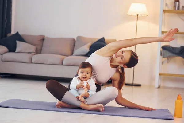 Tapete Ioga Mãe Com Sua Filhinha Está Casa Juntos — Fotografia de Stock