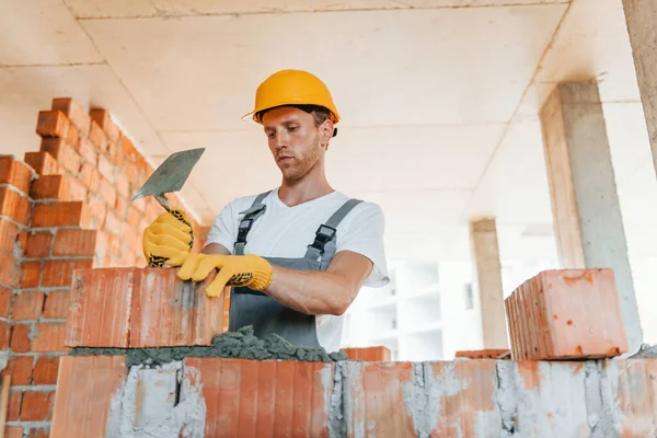 Práce Cihlami Mladý Muž Uniformě Stavebnictví Dne — Stock fotografie