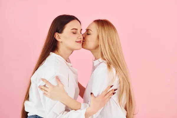 Sobre Fondo Rosa Joven Madre Con Hija Pie Estudio —  Fotos de Stock