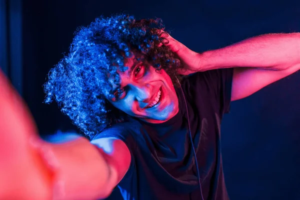 Preciso Selfie Jovem Homem Bonito Com Cabelo Encaracolado Está Dentro — Fotografia de Stock