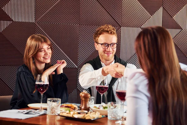 Gespräche Führen Drinnen Neuen Modernen Luxusrestaurant — Stockfoto