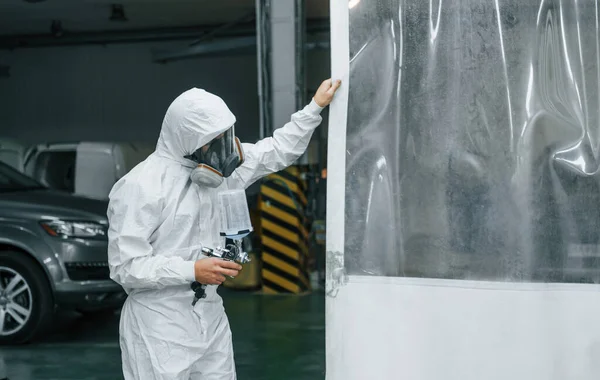 Ochranné Bílé Uniformě Muž Pracuje Autoservisu — Stock fotografie