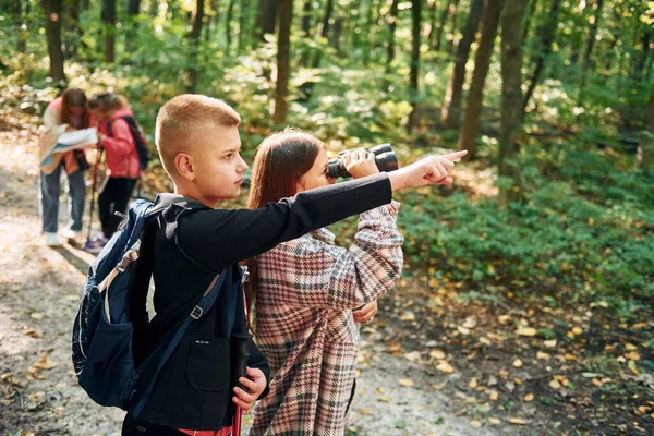 Begreppet Vandring Barn Grön Skog Sommaren Dagtid Tillsammans — Stockfoto