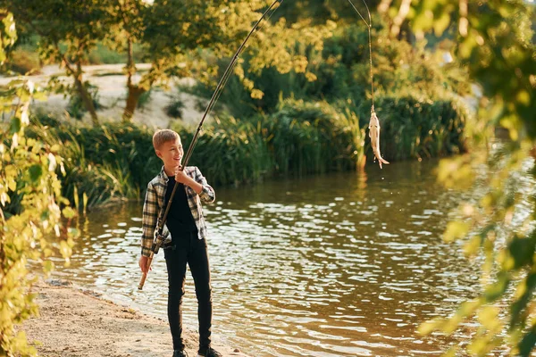 Αγόρι Casual Ρούχα Στο Fishion Εξωτερικούς Χώρους Καλοκαίρι — Φωτογραφία Αρχείου