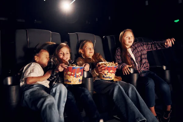 의자에 영화에 영화를 아이들의 — 스톡 사진