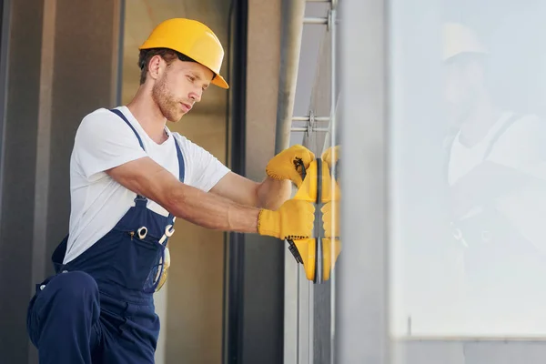 Sidovy Ung Man Som Arbetar Uniform Vid Bygget Dagtid — Stockfoto