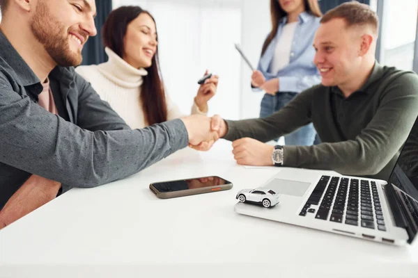 Sto Stringendo Mano Gruppo Persone Che Lavora Ufficio Sedendosi Tavolo — Foto Stock