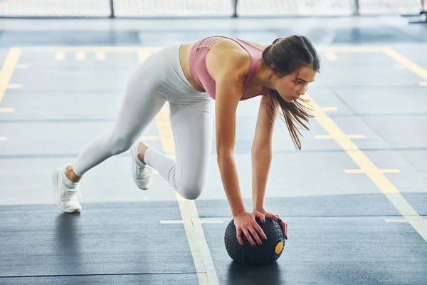 Fitness Topuyla Nce Vücutlu Güzel Bir Kadın Spor Salonunda — Stok fotoğraf