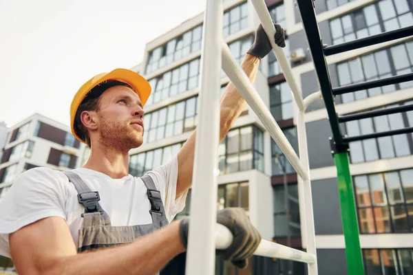 Letar Långt Bort Ung Man Som Arbetar Uniform Vid Bygget — Stockfoto