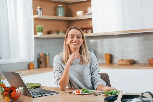 Vrouw Bereidt Eten Thuis Moderne Keuken — Stockfoto