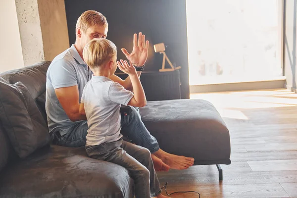 Giocare Videogiochi Padre Figlio Sono Casa Insieme — Foto Stock