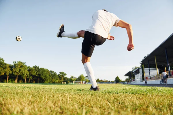 Kopne Míče Mladý Fotbalista Trénink Sportovním Hřišti — Stock fotografie