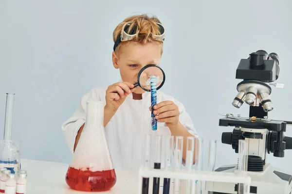 Test Tüpündeki Sıvıya Yakından Bakıyorum Beyaz Önlüklü Çocuklar Laboratuarda Ekipman — Stok fotoğraf