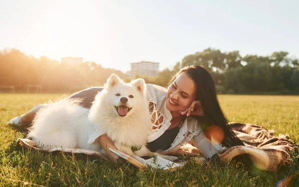 Com Livro Mulher Com Seu Cão Está Divertindo Campo Dia — Fotografia de Stock