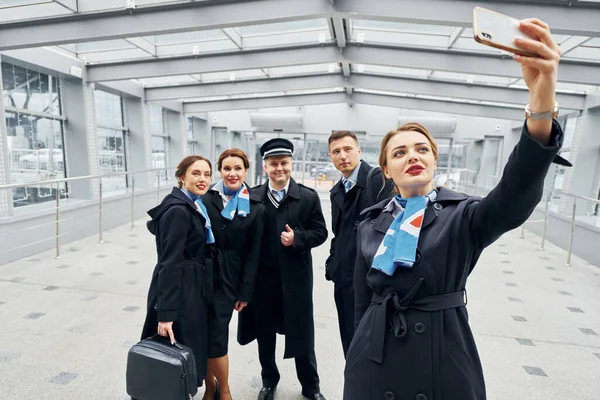 Doe Selfie Vliegtuigbemanning Uniform Gaat Samen Naar Het Werk — Stockfoto