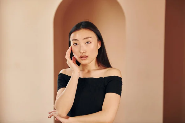 Posa Una Macchina Fotografica Giovane Serio Asiatico Donna Standing Indoor — Foto Stock