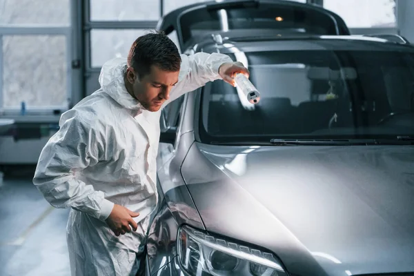 Coche Plateado Hombre Uniforme Está Trabajando Servicio Automóviles — Foto de Stock