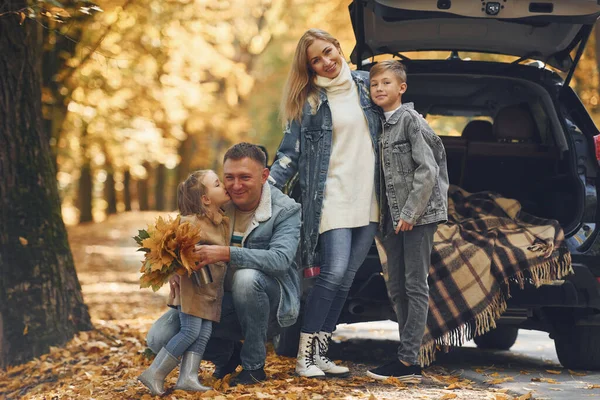 Près Voiture Avec Coffre Ouvert Bonne Famille Est Dans Parc — Photo