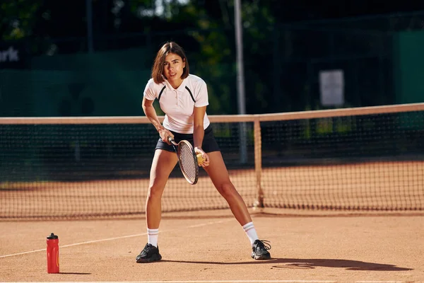 Bereit Für Das Spiel Tennisspielerin Steht Tagsüber Auf Dem Platz — Stockfoto