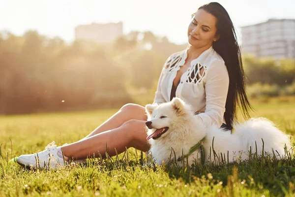 Mulher Tendo Descanso Chão Campo Com Seu Cão Branco Bonito — Fotografia de Stock