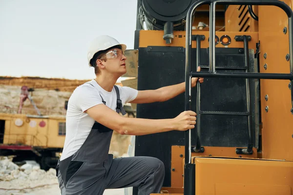 Veicolo Qualità Lavoratore Uniforme Professionale Sul Pozzo Prestito Durante Giorno — Foto Stock