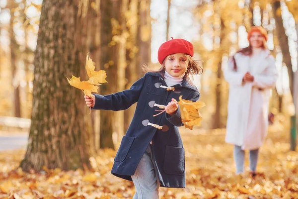 Girl Red Beret Mother Her Little Daughter Having Walk Autumn — Stock Photo, Image