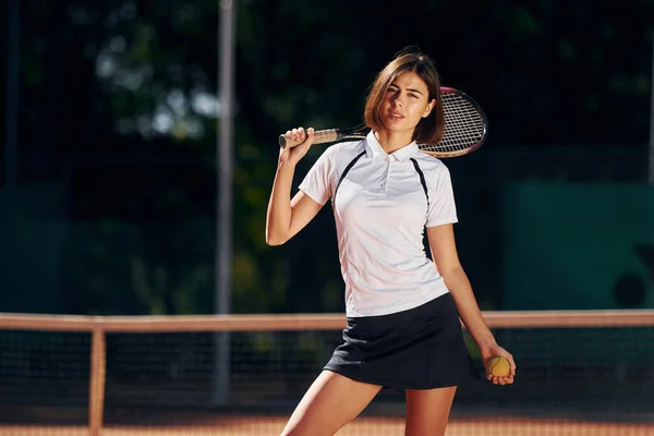 Tennisspielerin Posiert Tagsüber Auf Dem Platz Für Eine Kamera — Stockfoto
