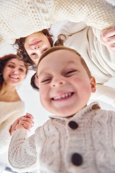 Uśmiech Zabawa Widok Dołu Szczęśliwa Rodzina Patrząca Dół — Zdjęcie stockowe