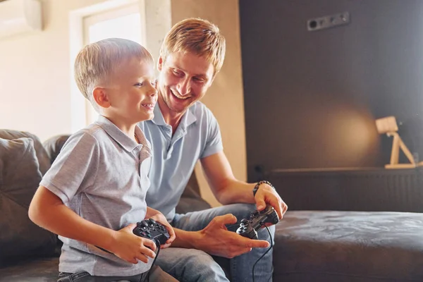 Avec Des Joysticks Jeu Vidéo Père Fils Sont Ensemble Maison — Photo