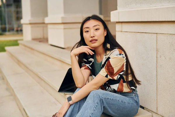 Oturup Dinleniyorum Genç Asyalı Kadın Gündüz Vakti Dışarıda — Stok fotoğraf