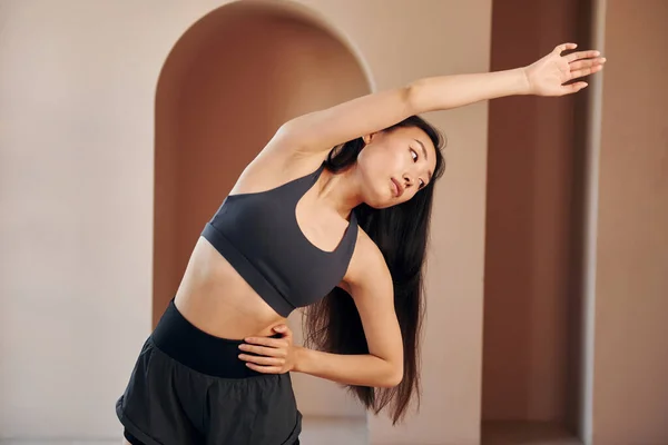 Fitness Egzersizleri Yapıyorum Genç Ciddi Asyalı Kadın Içeride Duruyor — Stok fotoğraf