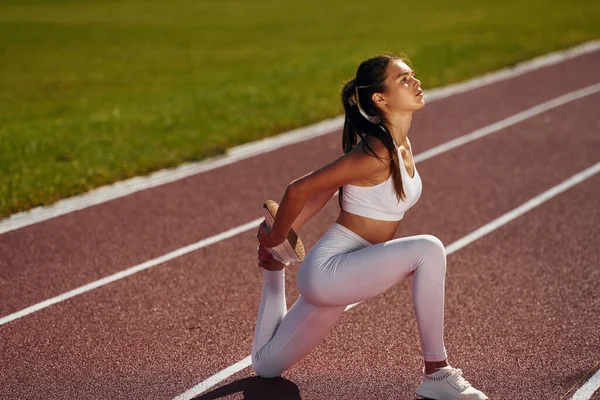 Konzentrierter Athlet Junge Frau Sportlicher Kleidung Trainiert Freien — Stockfoto